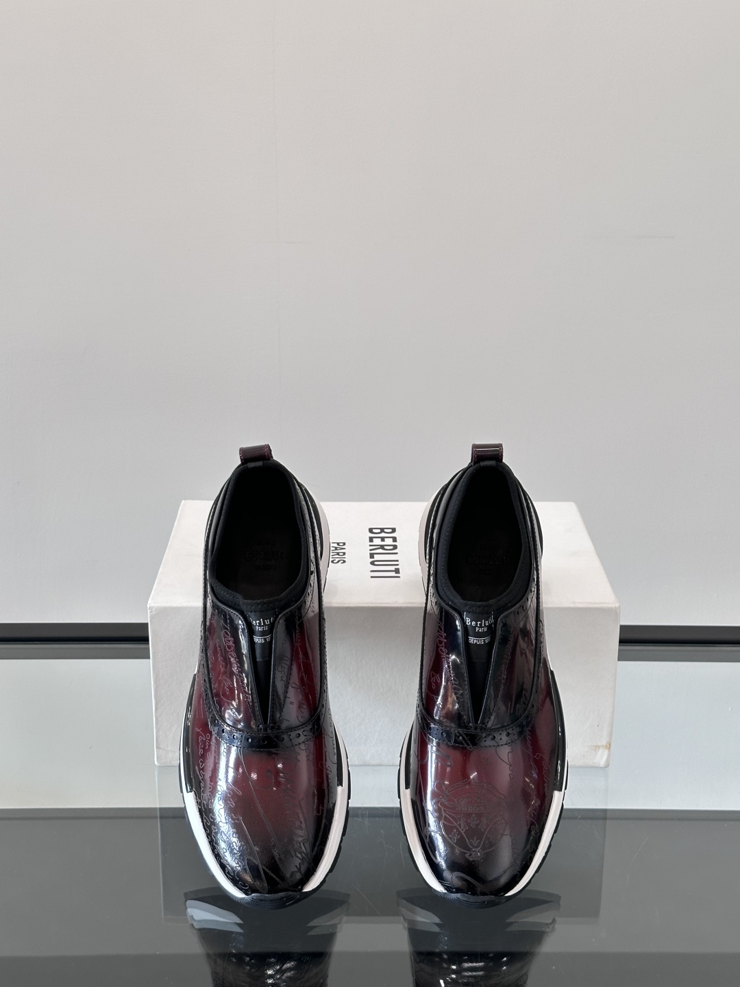 Berluti/布鲁提高端男士休闲运动鞋，这款运动鞋采用进口牛皮，手工改色工艺制作，侧面饰有缝线细节，鞋