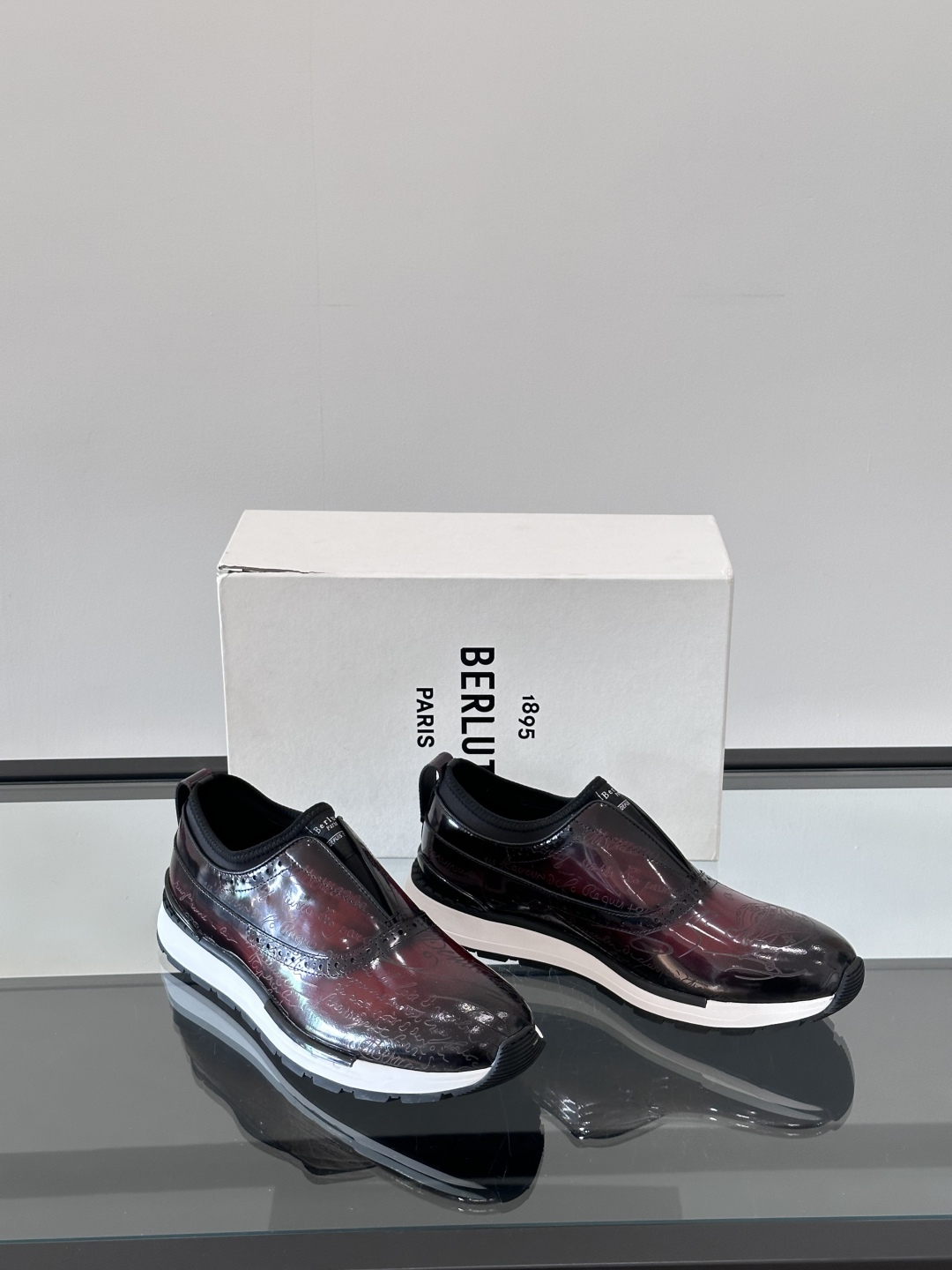 Berluti/布鲁提高端男士休闲运动鞋，这款运动鞋采用进口牛皮，手工改色工艺制作，侧面饰有缝线细节，鞋