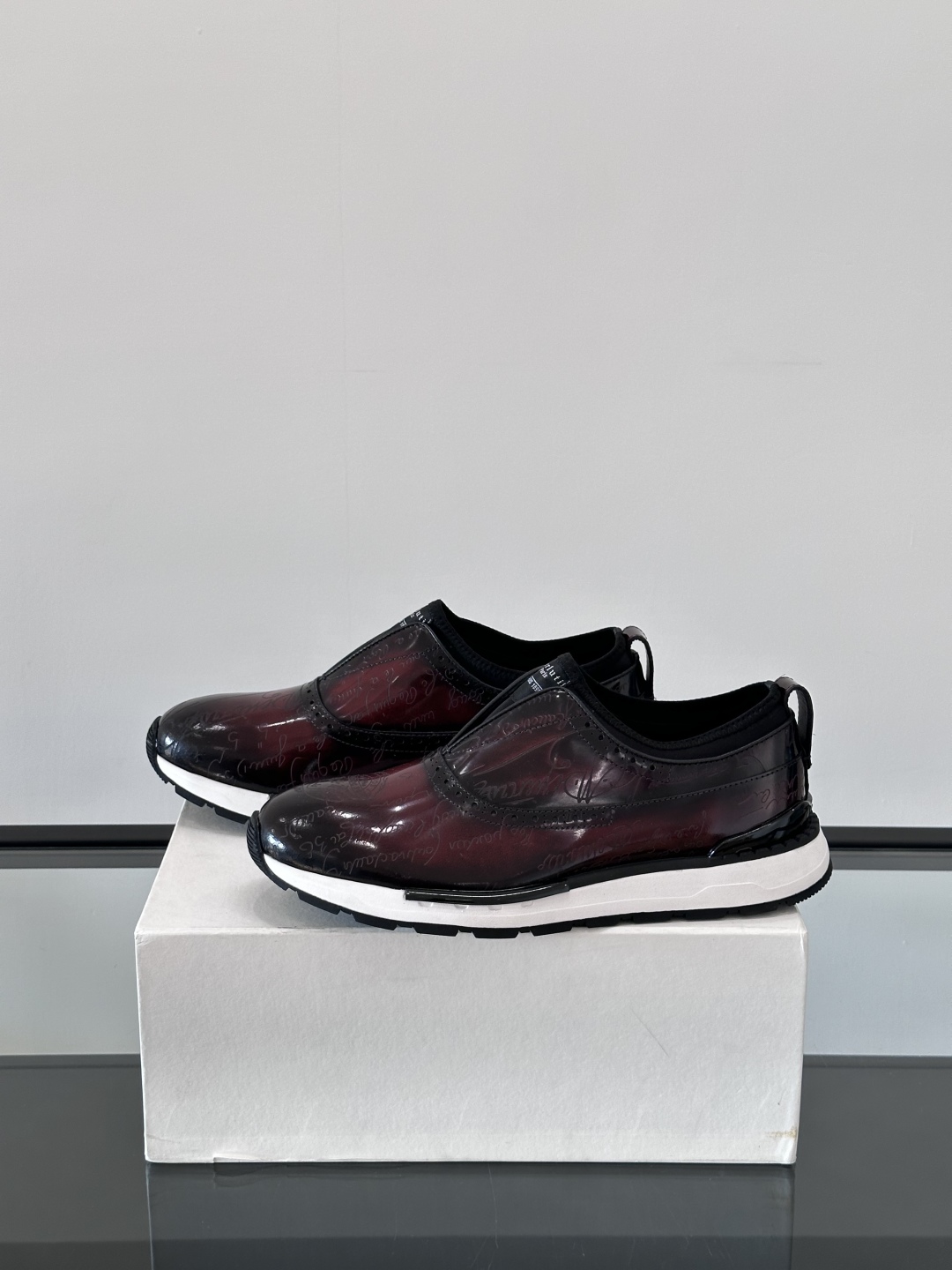 Berluti/布鲁提高端男士休闲运动鞋，这款运动鞋采用进口牛皮，手工改色工艺制作，侧面饰有缝线细节，鞋