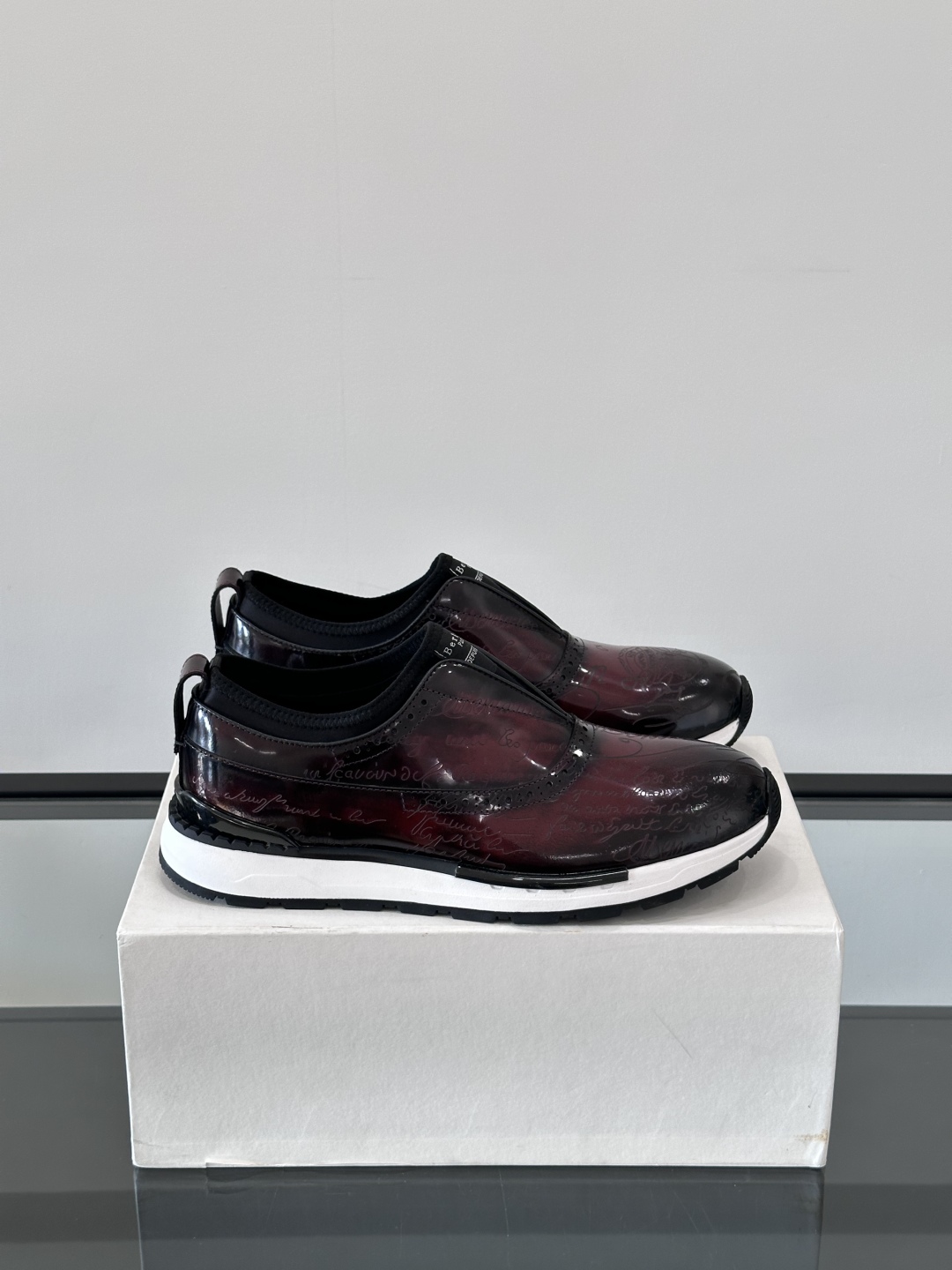 Berluti/布鲁提高端男士休闲运动鞋，这款运动鞋采用进口牛皮，手工改色工艺制作，侧面饰有缝线细节，鞋
