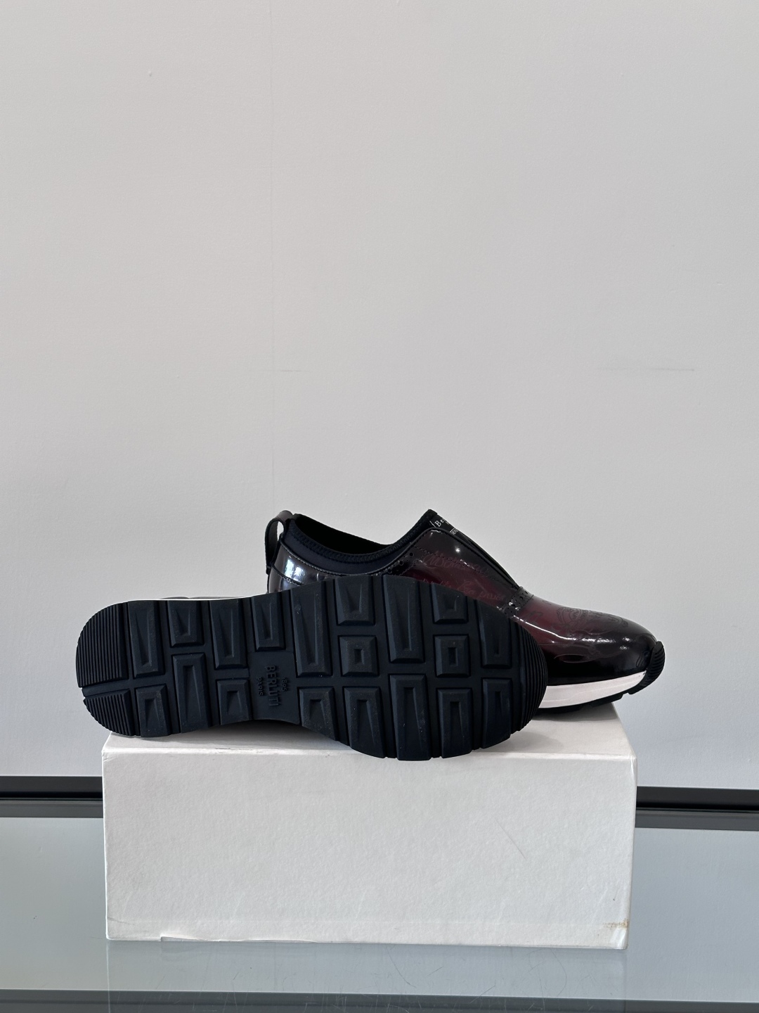 Berluti/布鲁提高端男士休闲运动鞋，这款运动鞋采用进口牛皮，手工改色工艺制作，侧面饰有缝线细节，鞋