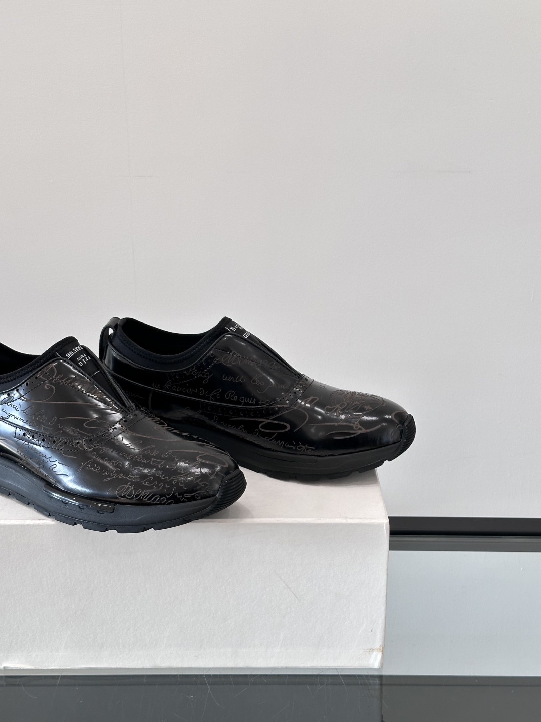 Berluti/布鲁提高端男士休闲运动鞋，这款运动鞋采用进口牛皮，手工改色工艺制作，侧面饰有缝线细节，鞋