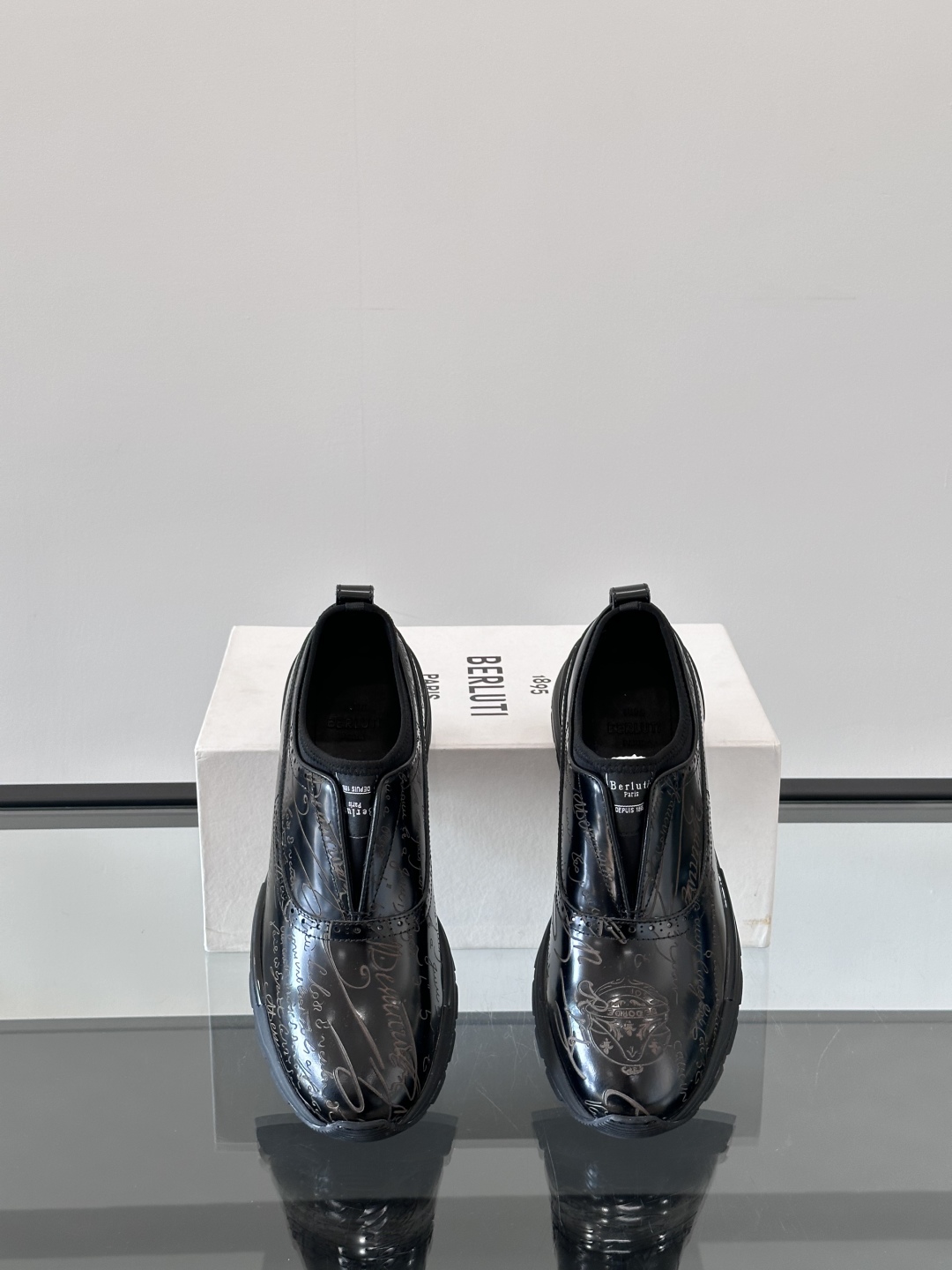 Berluti/布鲁提高端男士休闲运动鞋，这款运动鞋采用进口牛皮，手工改色工艺制作，侧面饰有缝线细节，鞋