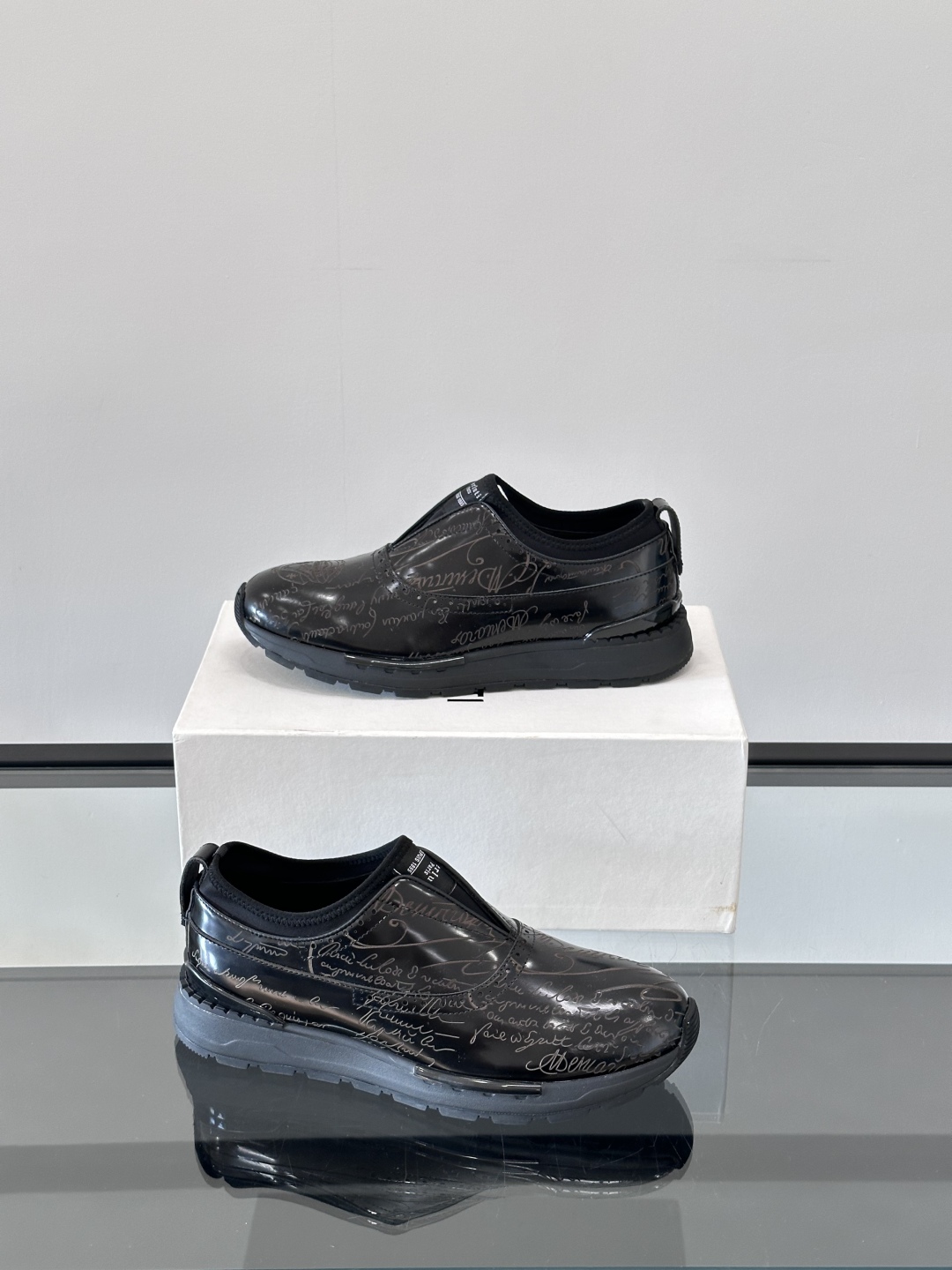 Berluti/布鲁提高端男士休闲运动鞋，这款运动鞋采用进口牛皮，手工改色工艺制作，侧面饰有缝线细节，鞋