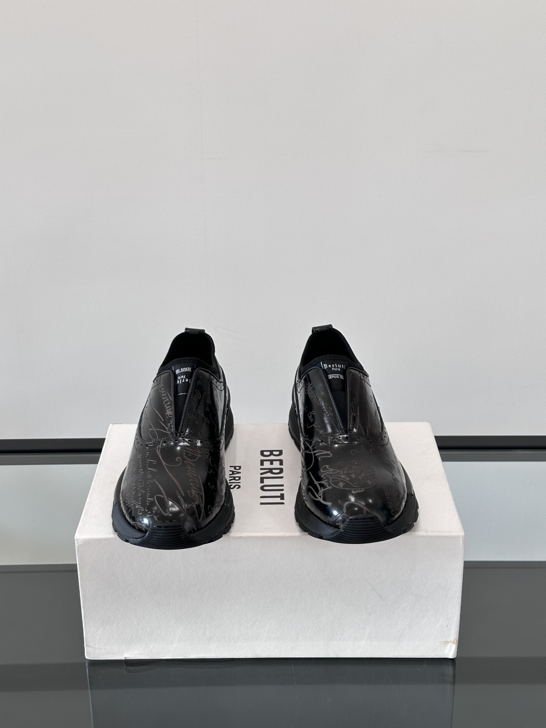 Berluti/布鲁提高端男士休闲运动鞋，这款运动鞋采用进口牛皮，手工改色工艺制作，侧面饰有缝线细节，鞋