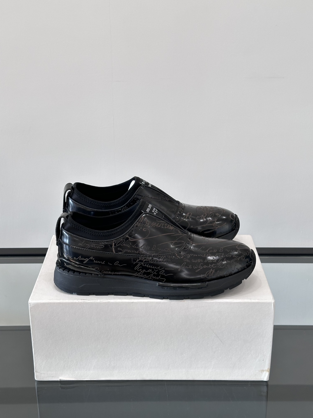 Berluti/布鲁提高端男士休闲运动鞋，这款运动鞋采用进口牛皮，手工改色工艺制作，侧面饰有缝线细节，鞋