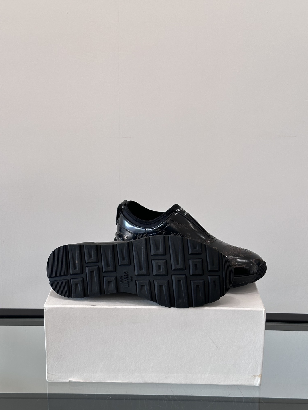 Berluti/布鲁提高端男士休闲运动鞋，这款运动鞋采用进口牛皮，手工改色工艺制作，侧面饰有缝线细节，鞋