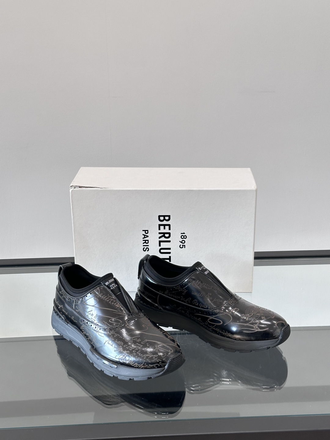 Berluti/布鲁提高端男士休闲运动鞋，这款运动鞋采用进口牛皮，手工改色工艺制作，侧面饰有缝线细节，鞋