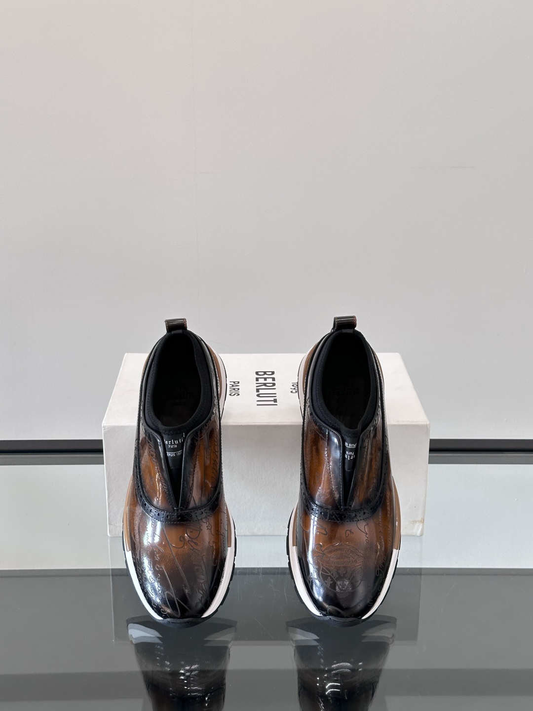 Berluti/布鲁提高端男士休闲运动鞋，这款运动鞋采用进口牛皮，手工改色工艺制作，侧面饰有缝线细节，鞋