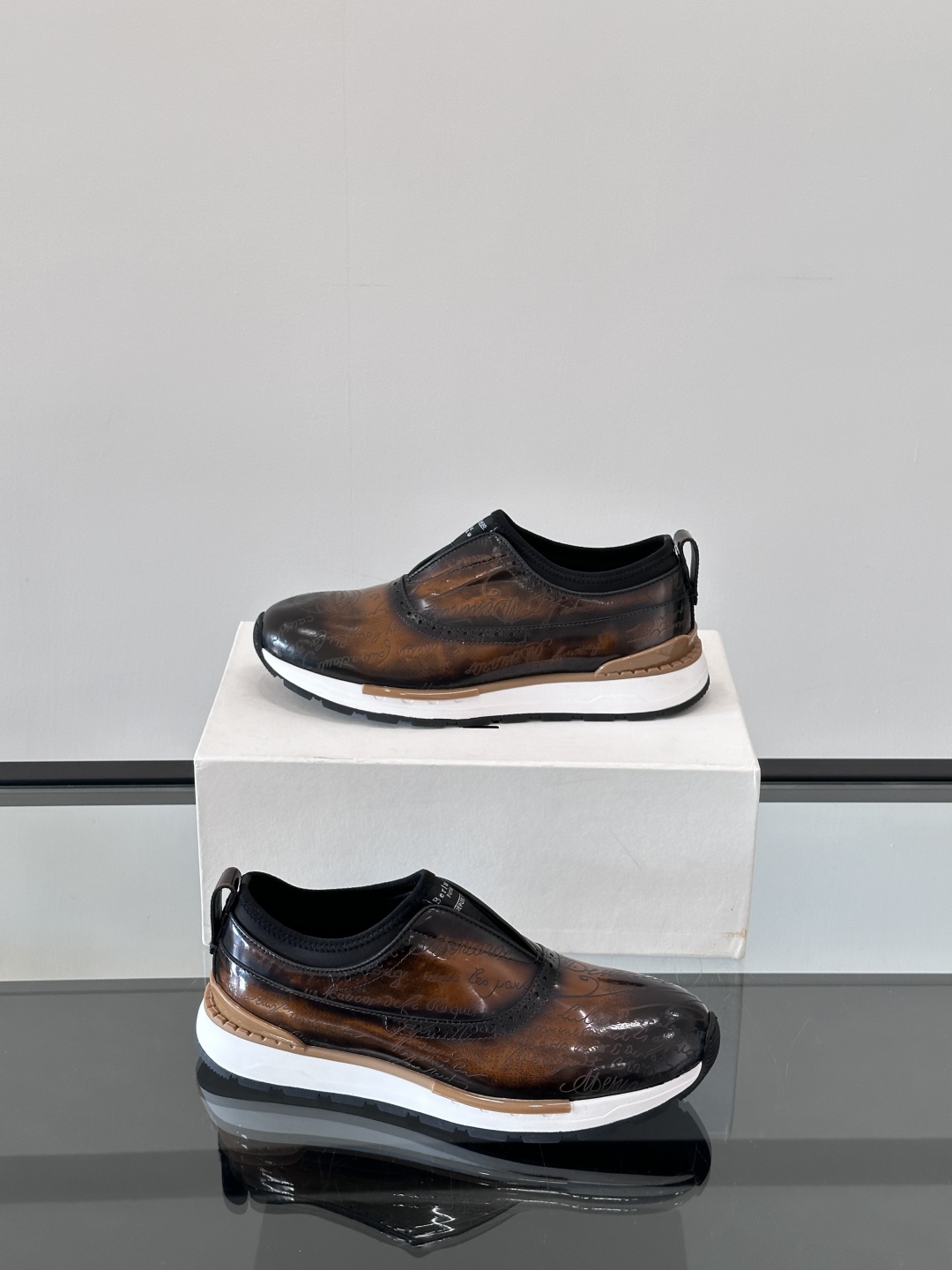 Berluti/布鲁提高端男士休闲运动鞋，这款运动鞋采用进口牛皮，手工改色工艺制作，侧面饰有缝线细节，鞋