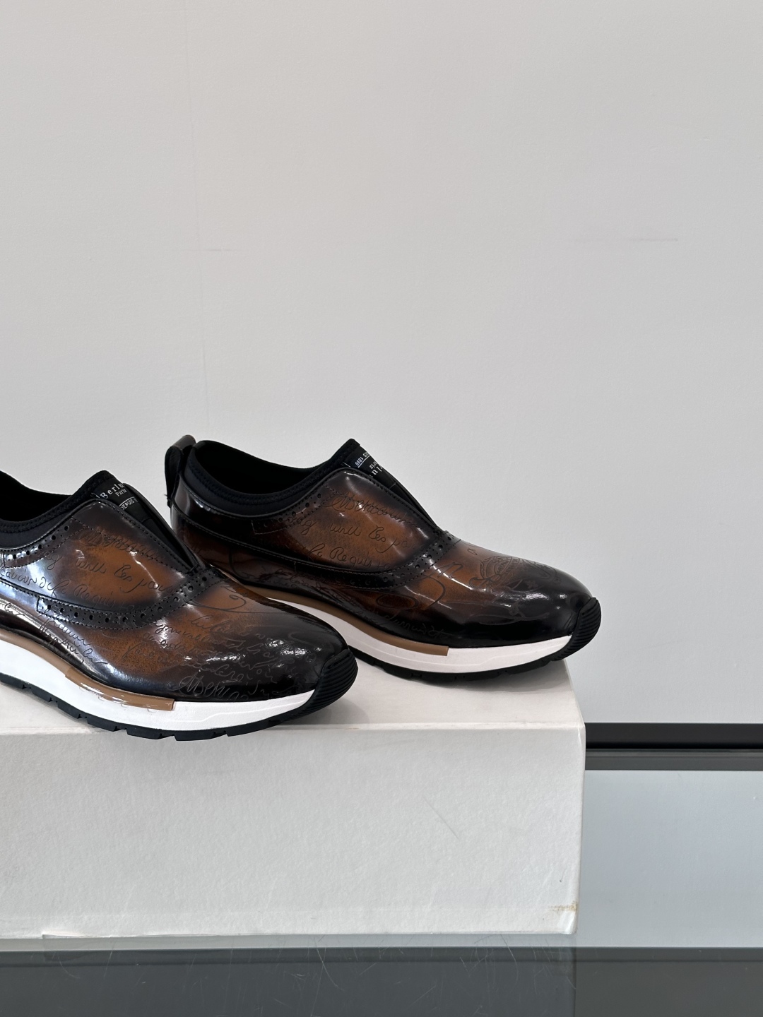 Berluti/布鲁提高端男士休闲运动鞋，这款运动鞋采用进口牛皮，手工改色工艺制作，侧面饰有缝线细节，鞋