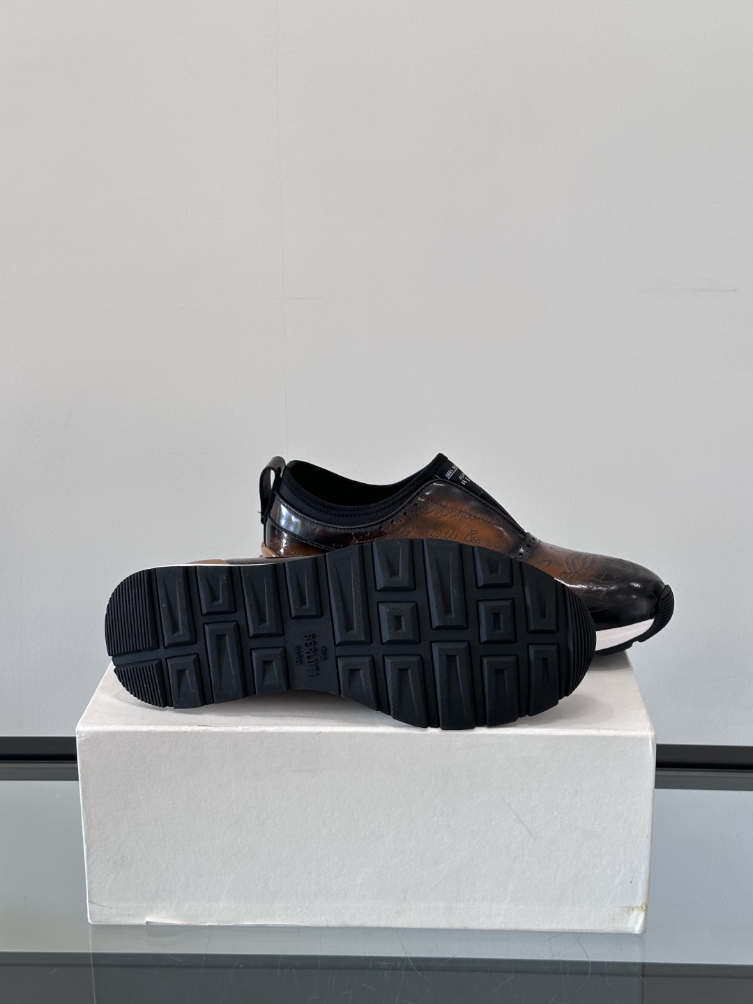 Berluti/布鲁提高端男士休闲运动鞋，这款运动鞋采用进口牛皮，手工改色工艺制作，侧面饰有缝线细节，鞋