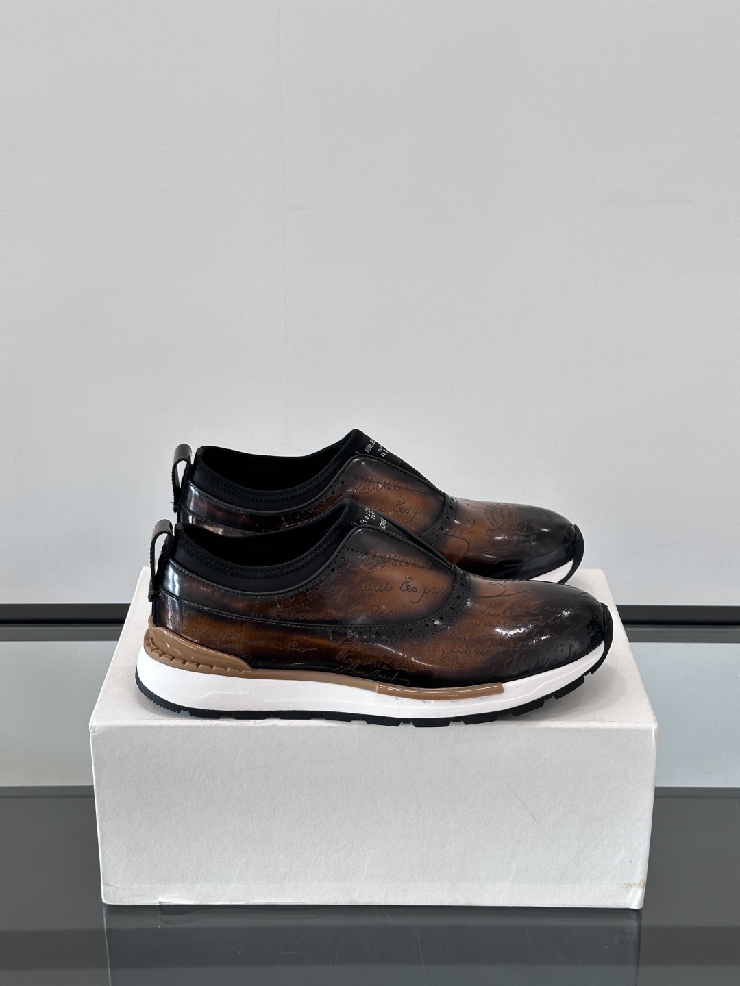 Berluti/布鲁提高端男士休闲运动鞋，这款运动鞋采用进口牛皮，手工改色工艺制作，侧面饰有缝线细节，鞋