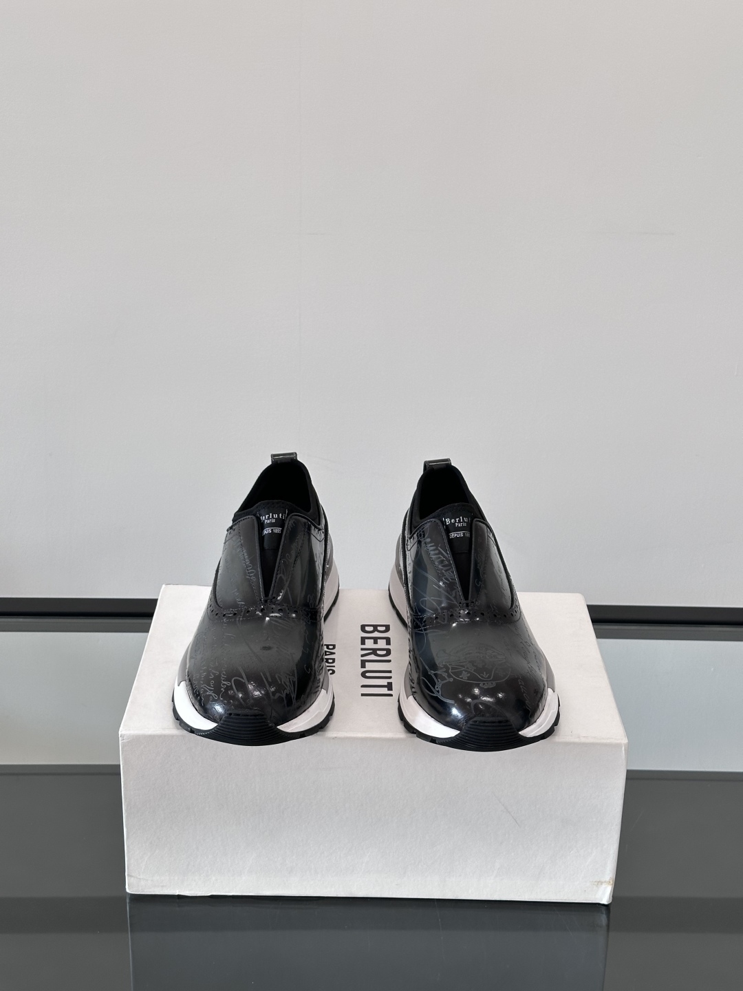 Berluti/布鲁提高端男士休闲运动鞋，这款运动鞋采用进口牛皮，手工改色工艺制作，侧面饰有缝线细节，鞋