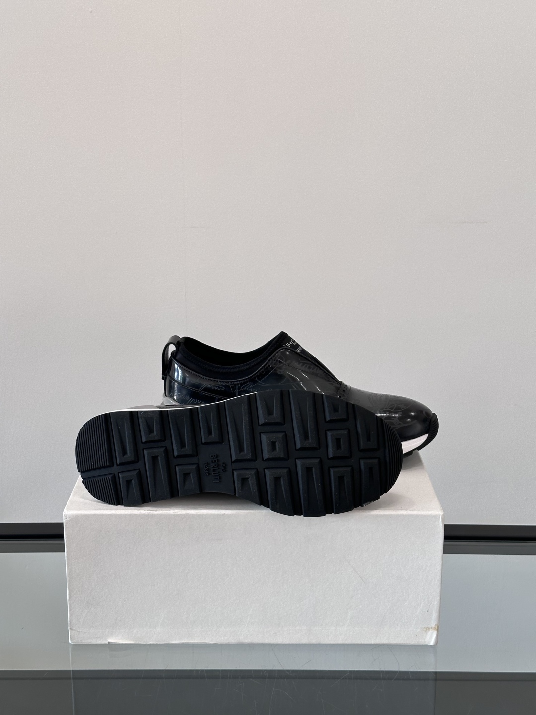 Berluti/布鲁提高端男士休闲运动鞋，这款运动鞋采用进口牛皮，手工改色工艺制作，侧面饰有缝线细节，鞋