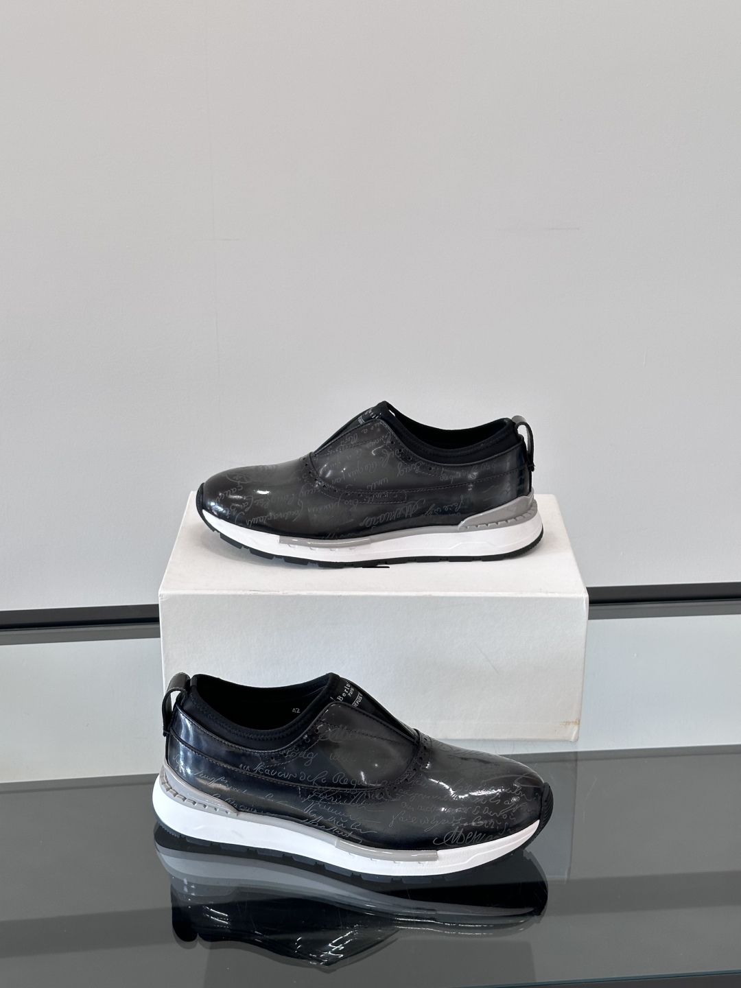 Berluti/布鲁提高端男士休闲运动鞋，这款运动鞋采用进口牛皮，手工改色工艺制作，侧面饰有缝线细节，鞋
