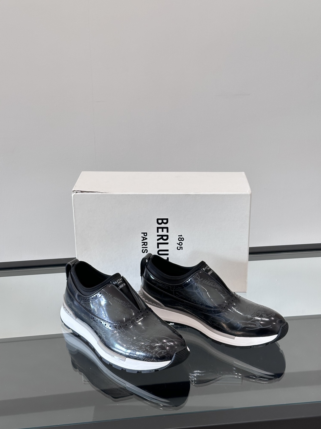Berluti/布鲁提高端男士休闲运动鞋，这款运动鞋采用进口牛皮，手工改色工艺制作，侧面饰有缝线细节，鞋