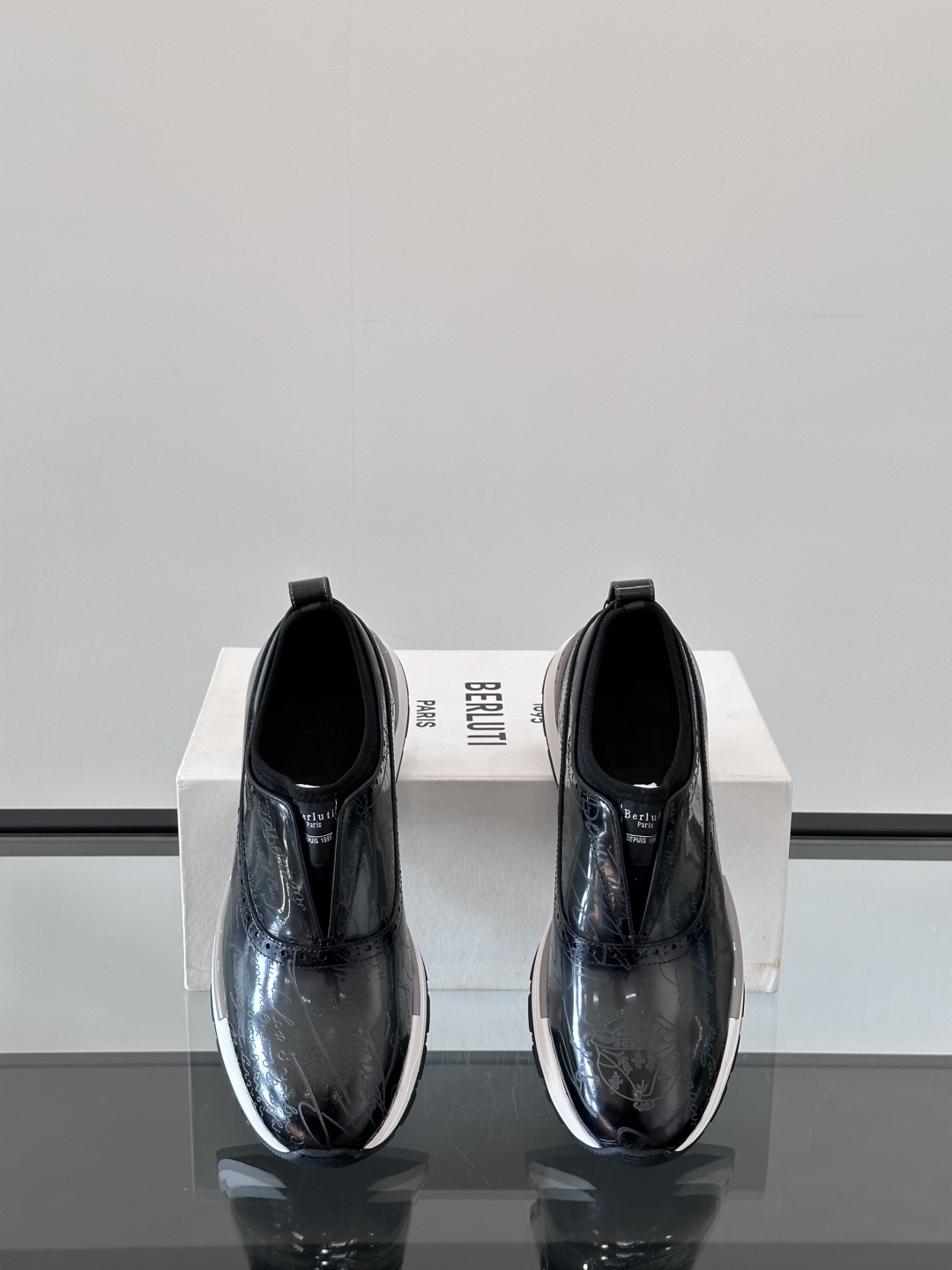 Berluti/布鲁提高端男士休闲运动鞋，这款运动鞋采用进口牛皮，手工改色工艺制作，侧面饰有缝线细节，鞋