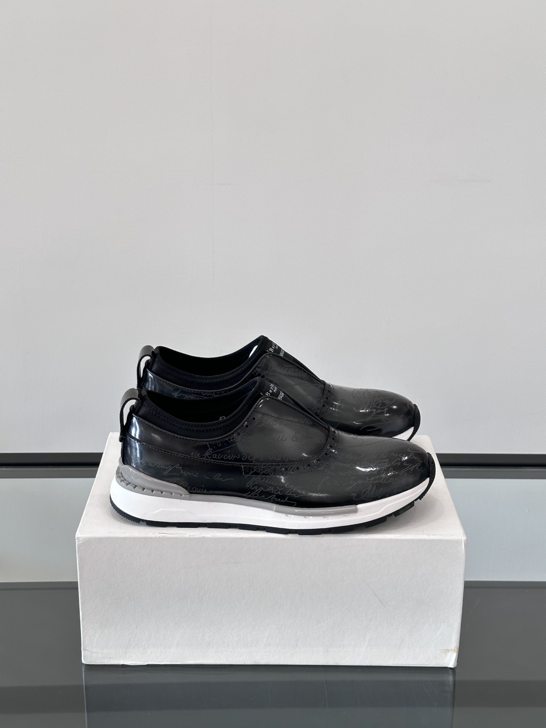 Berluti/布鲁提高端男士休闲运动鞋，这款运动鞋采用进口牛皮，手工改色工艺制作，侧面饰有缝线细节，鞋