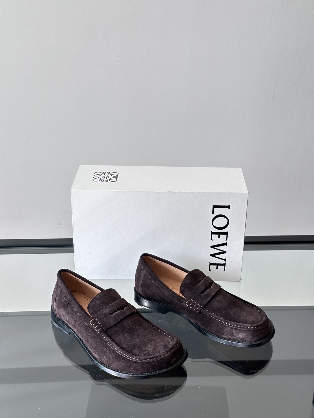 罗意威LoeweCamPo男士乐福鞋
鞋面采用牛皮革，真皮大底、LOEWE 罗意威标志性不对称圆头造型。