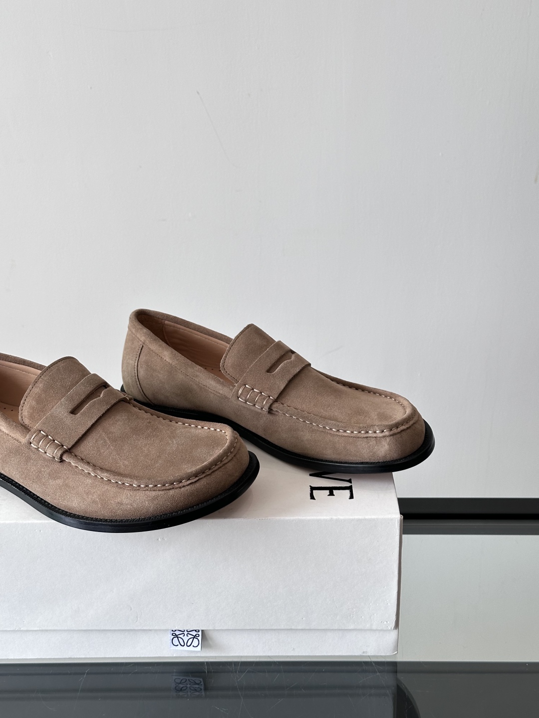 罗意威LoeweCamPo男士乐福鞋
鞋面采用牛皮革，真皮大底、LOEWE 罗意威标志性不对称圆头造型。