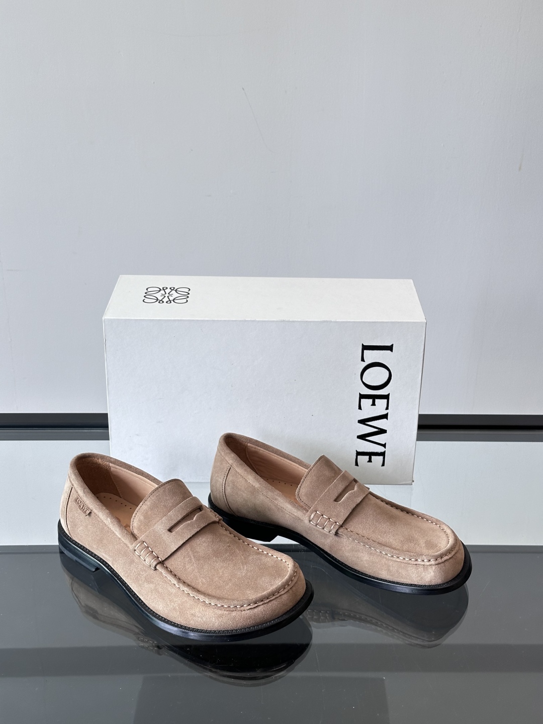 罗意威LoeweCamPo男士乐福鞋
鞋面采用牛皮革，真皮大底、LOEWE 罗意威标志性不对称圆头造型。