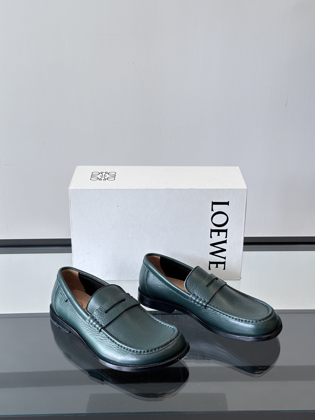 罗意威LoeweCamPo男士乐福鞋
鞋面采用牛皮革，真皮大底、LOEWE 罗意威标志性不对称圆头造型。
