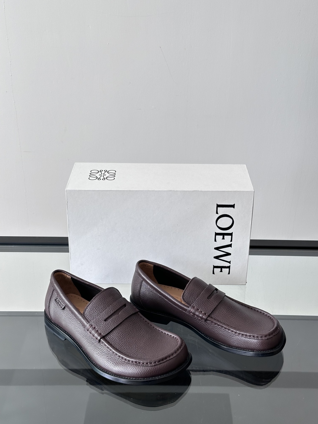 罗意威LoeweCamPo男士乐福鞋
鞋面采用牛皮革，真皮大底、LOEWE 罗意威标志性不对称圆头造型。