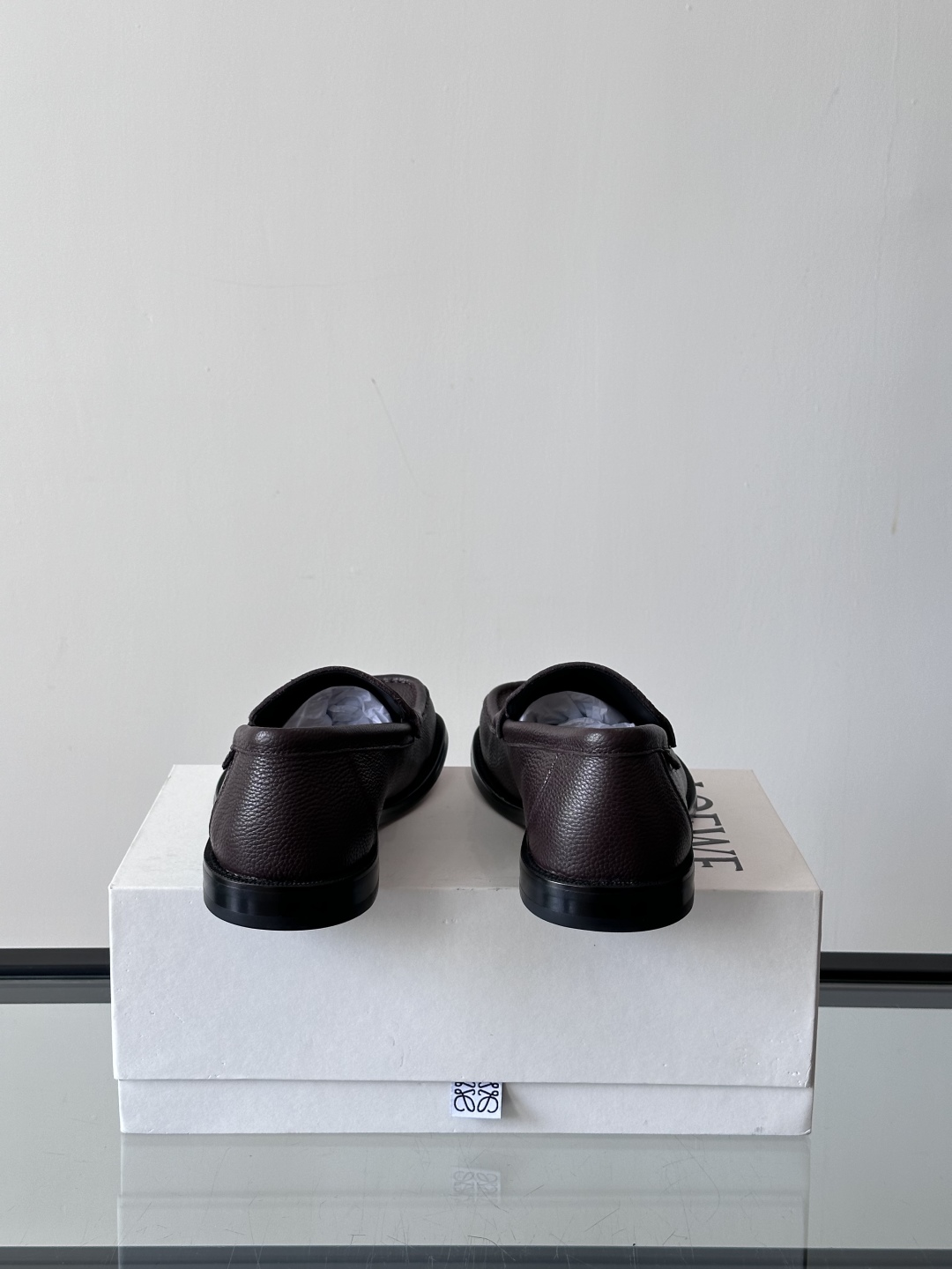 罗意威LoeweCamPo男士乐福鞋
鞋面采用牛皮革，真皮大底、LOEWE 罗意威标志性不对称圆头造型。