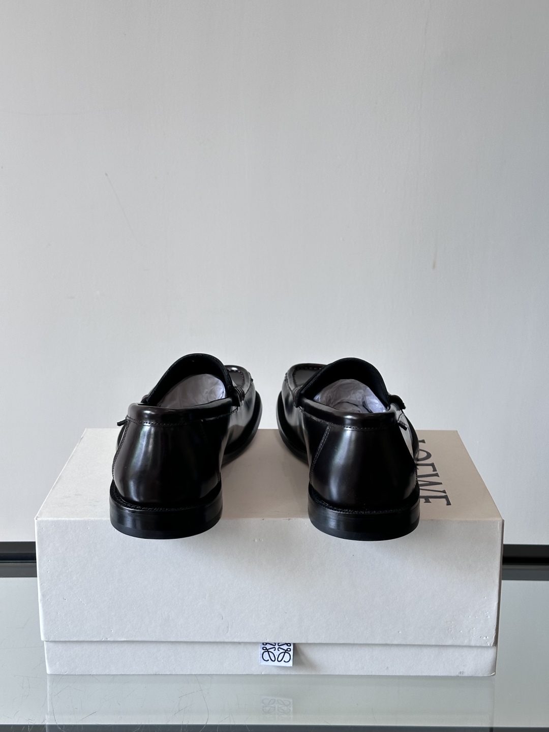 罗意威LoeweCamPo男士乐福鞋
鞋面采用牛皮革，真皮大底、LOEWE 罗意威标志性不对称圆头造型。