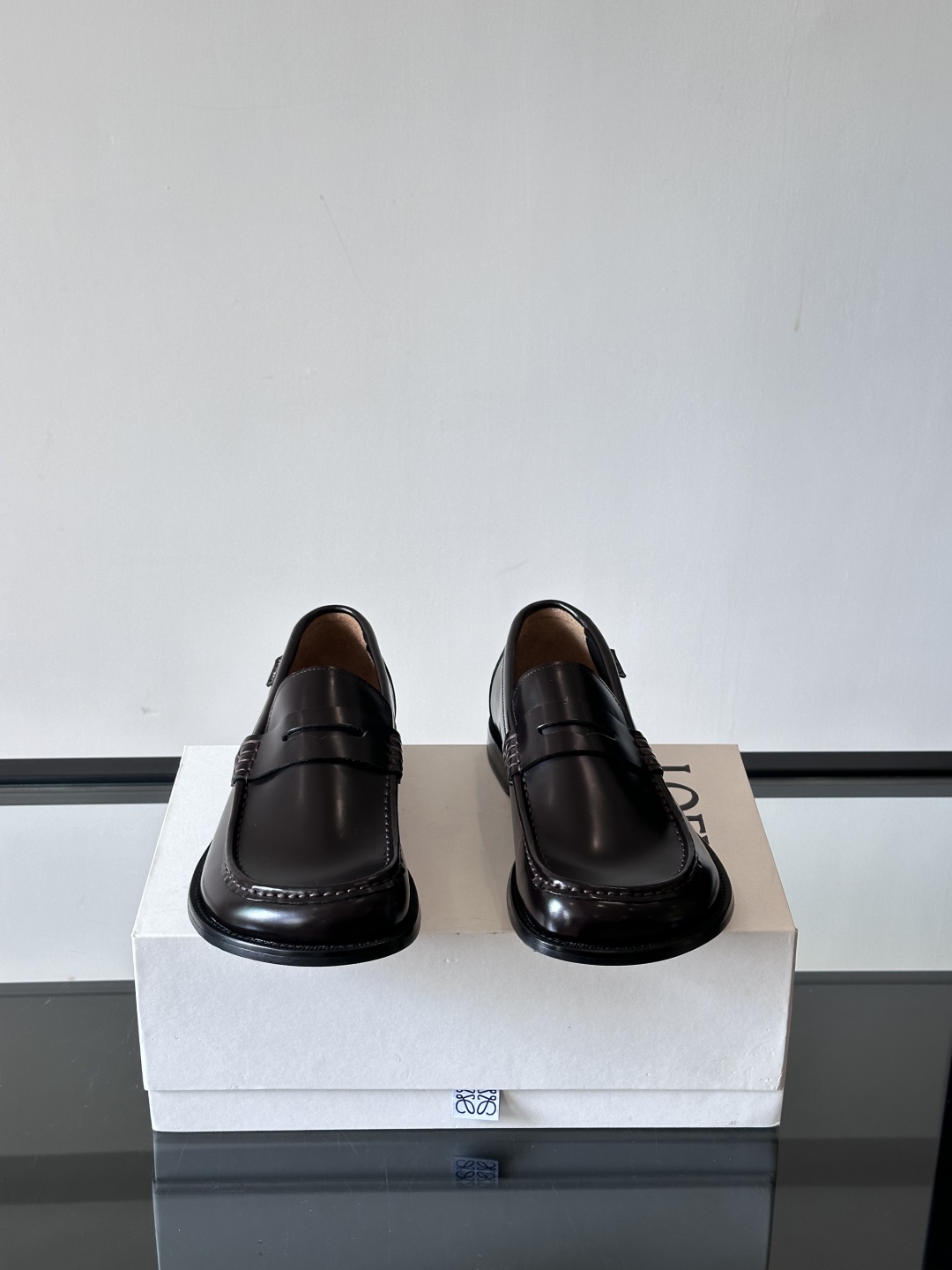 罗意威LoeweCamPo男士乐福鞋
鞋面采用牛皮革，真皮大底、LOEWE 罗意威标志性不对称圆头造型。