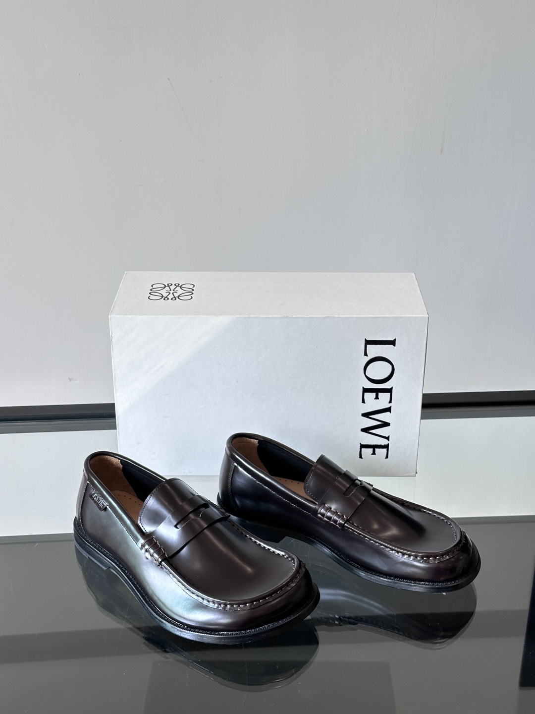 罗意威LoeweCamPo男士乐福鞋
鞋面采用牛皮革，真皮大底、LOEWE 罗意威标志性不对称圆头造型。