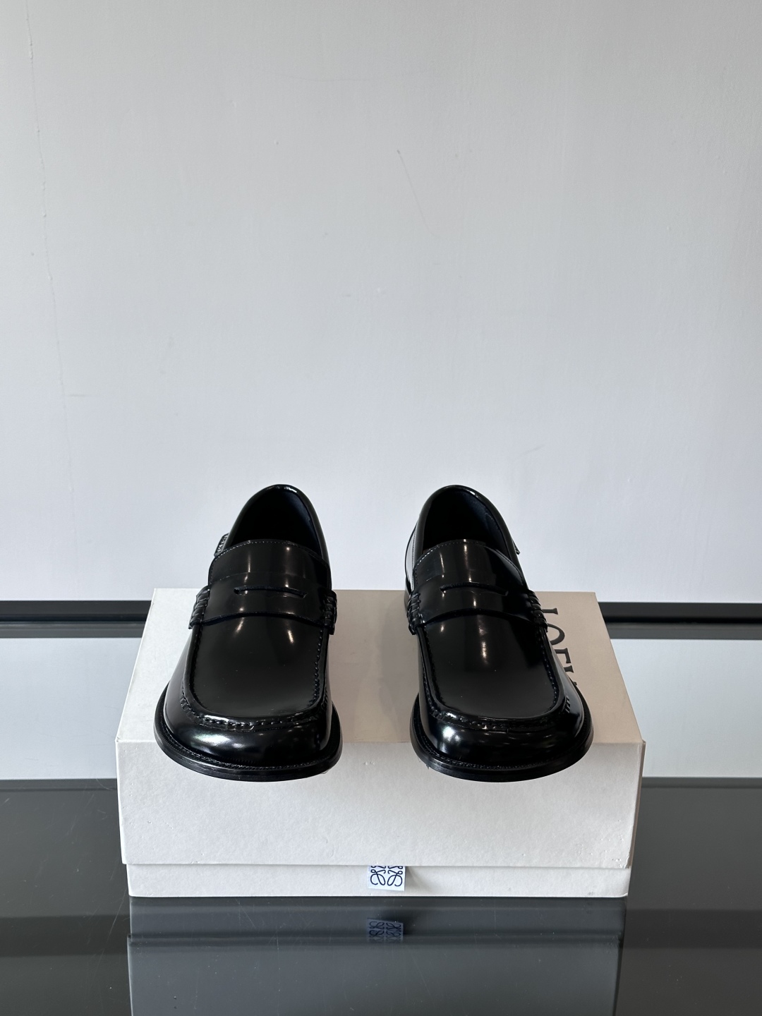 罗意威LoeweCamPo男士乐福鞋
鞋面采用牛皮革，真皮大底、LOEWE 罗意威标志性不对称圆头造型。