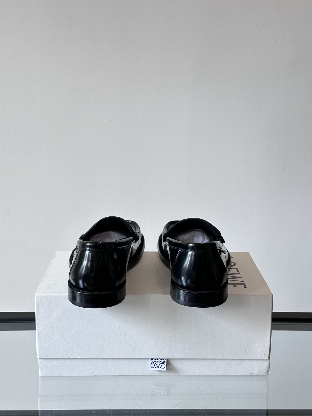 罗意威LoeweCamPo男士乐福鞋
鞋面采用牛皮革，真皮大底、LOEWE 罗意威标志性不对称圆头造型。