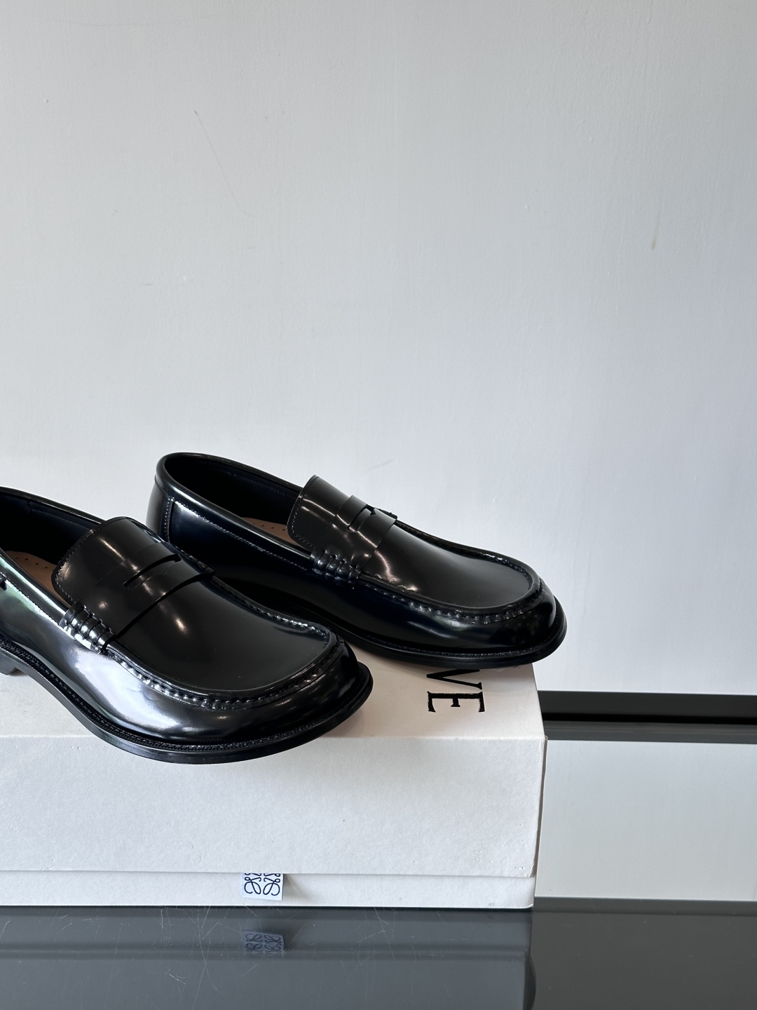 罗意威LoeweCamPo男士乐福鞋
鞋面采用牛皮革，真皮大底、LOEWE 罗意威标志性不对称圆头造型。