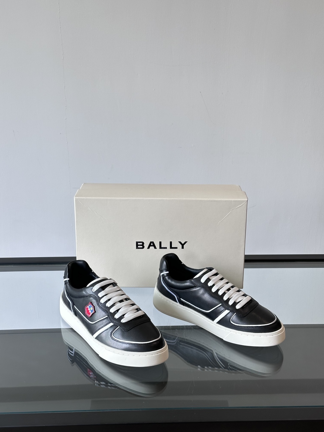 Bally/巴利 RAISE男士新款皮革休闲运动鞋✅这款运动鞋采用进口小牛皮鞋面‼️融入撞色刺绣和皮革线