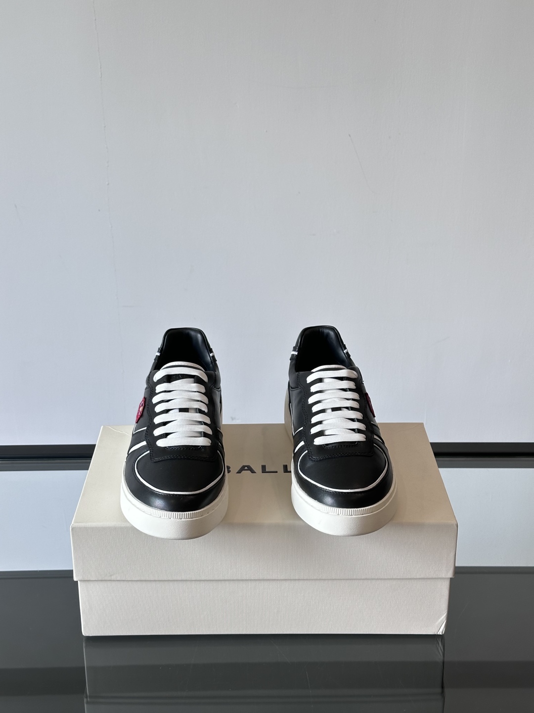 Bally/巴利 RAISE男士新款皮革休闲运动鞋✅这款运动鞋采用进口小牛皮鞋面‼️融入撞色刺绣和皮革线