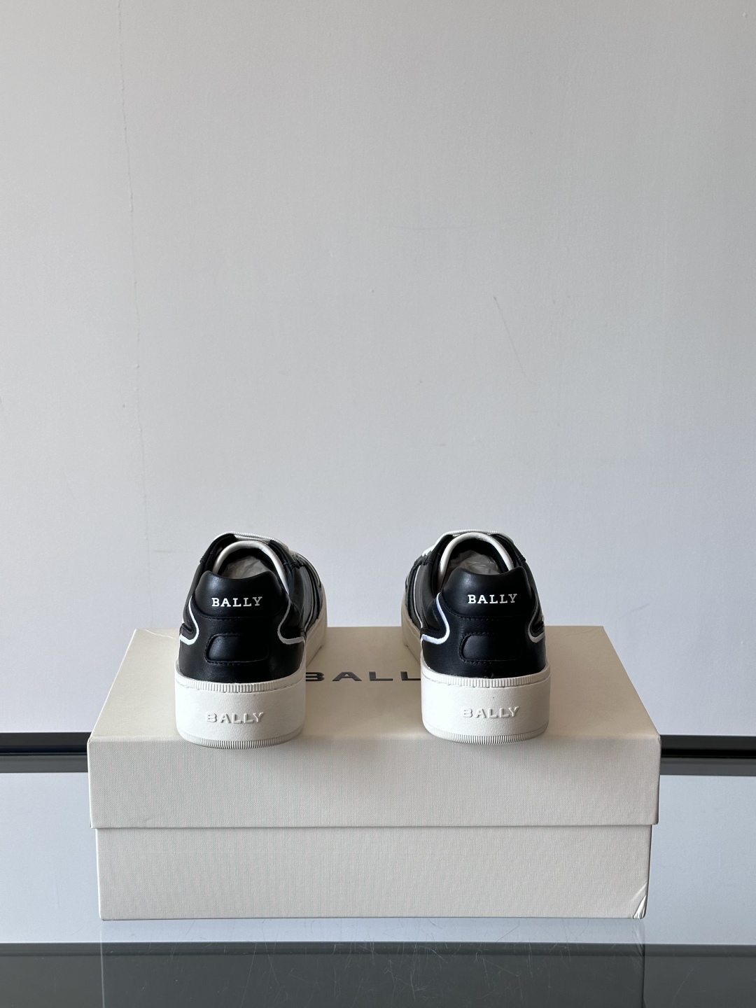 Bally/巴利 RAISE男士新款皮革休闲运动鞋✅这款运动鞋采用进口小牛皮鞋面‼️融入撞色刺绣和皮革线
