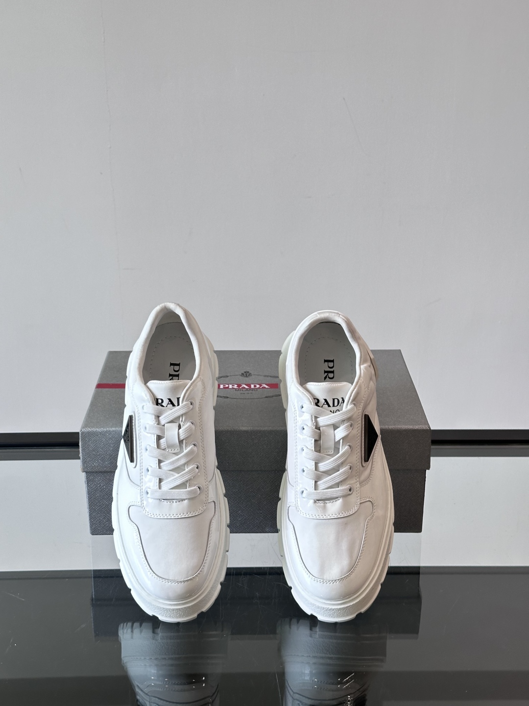 Prad*普拉达春夏新品男士高端运动鞋，这款运动鞋休闲百搭，选用头层牛皮拼布面打造，轻质发泡大底，脚感非