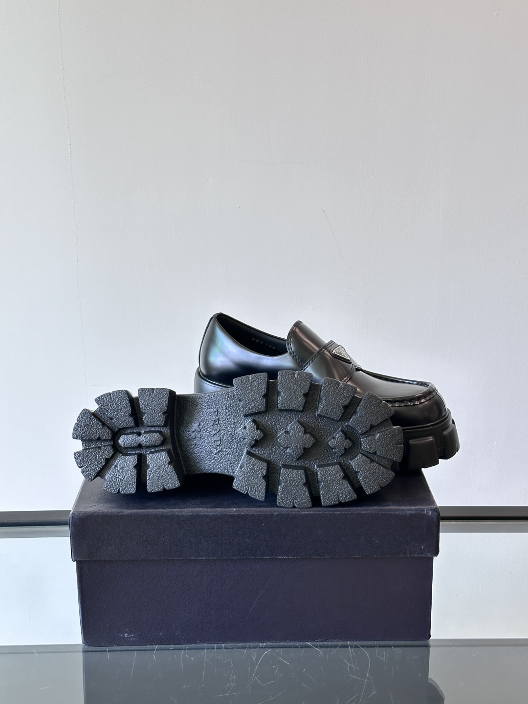 PRADA/普拉达 25ss 春夏新款厚底乐福鞋‼️简单的设计大概就是它最让人喜欢的点 不是烂大街的那种