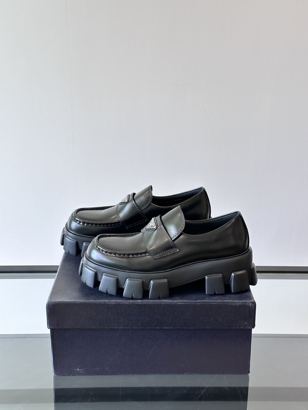 PRADA/普拉达 25ss 春夏新款厚底乐福鞋‼️简单的设计大概就是它最让人喜欢的点 不是烂大街的那种
