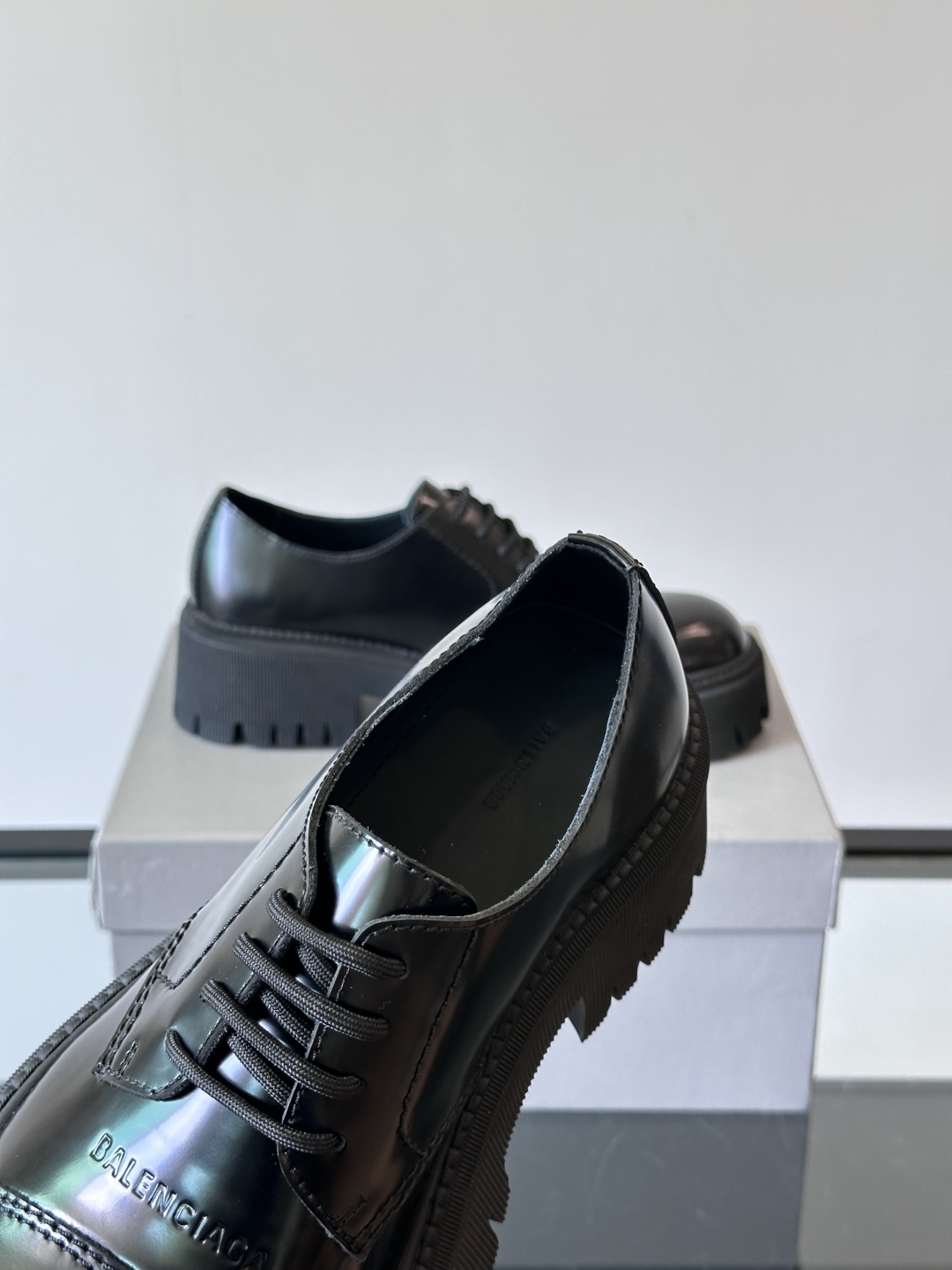 BALENCIAG*巴黎世家秋冬大头德比鞋经典神秘黑搭配，鞋头刻字款 低帮厚底休闲皮鞋 原版开发 原数据