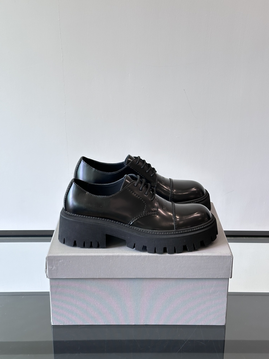 BALENCIAG*巴黎世家秋冬大头德比鞋经典神秘黑搭配，鞋头刻字款 低帮厚底休闲皮鞋 原版开发 原数据
