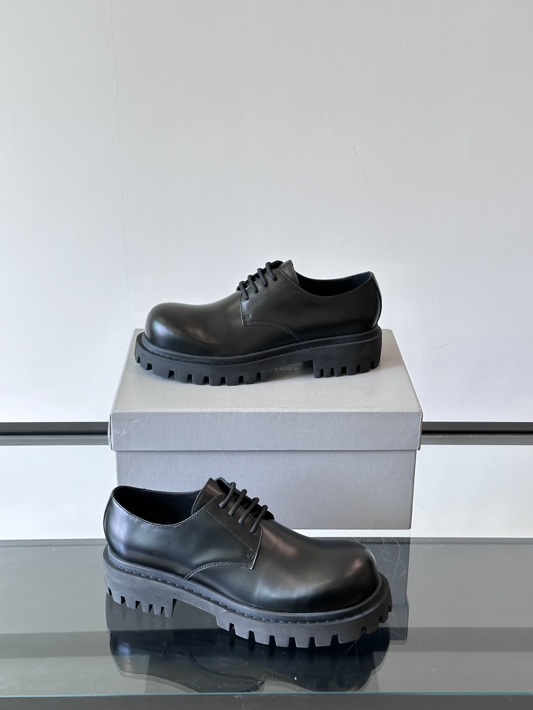 Balenciaga新款锯齿厚底圆头德比鞋 经典鞋头造型，鞋头微翘，造型感十足鞋面则是采用头层牛皮，质感