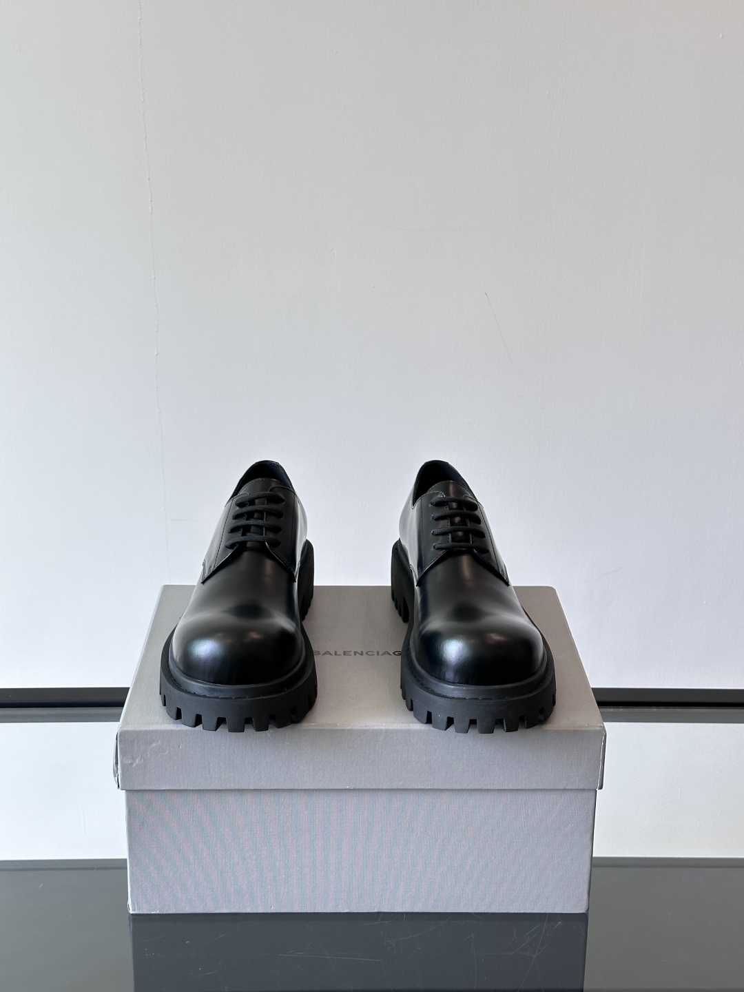 Balenciaga新款锯齿厚底圆头德比鞋 经典鞋头造型，鞋头微翘，造型感十足鞋面则是采用头层牛皮，质感