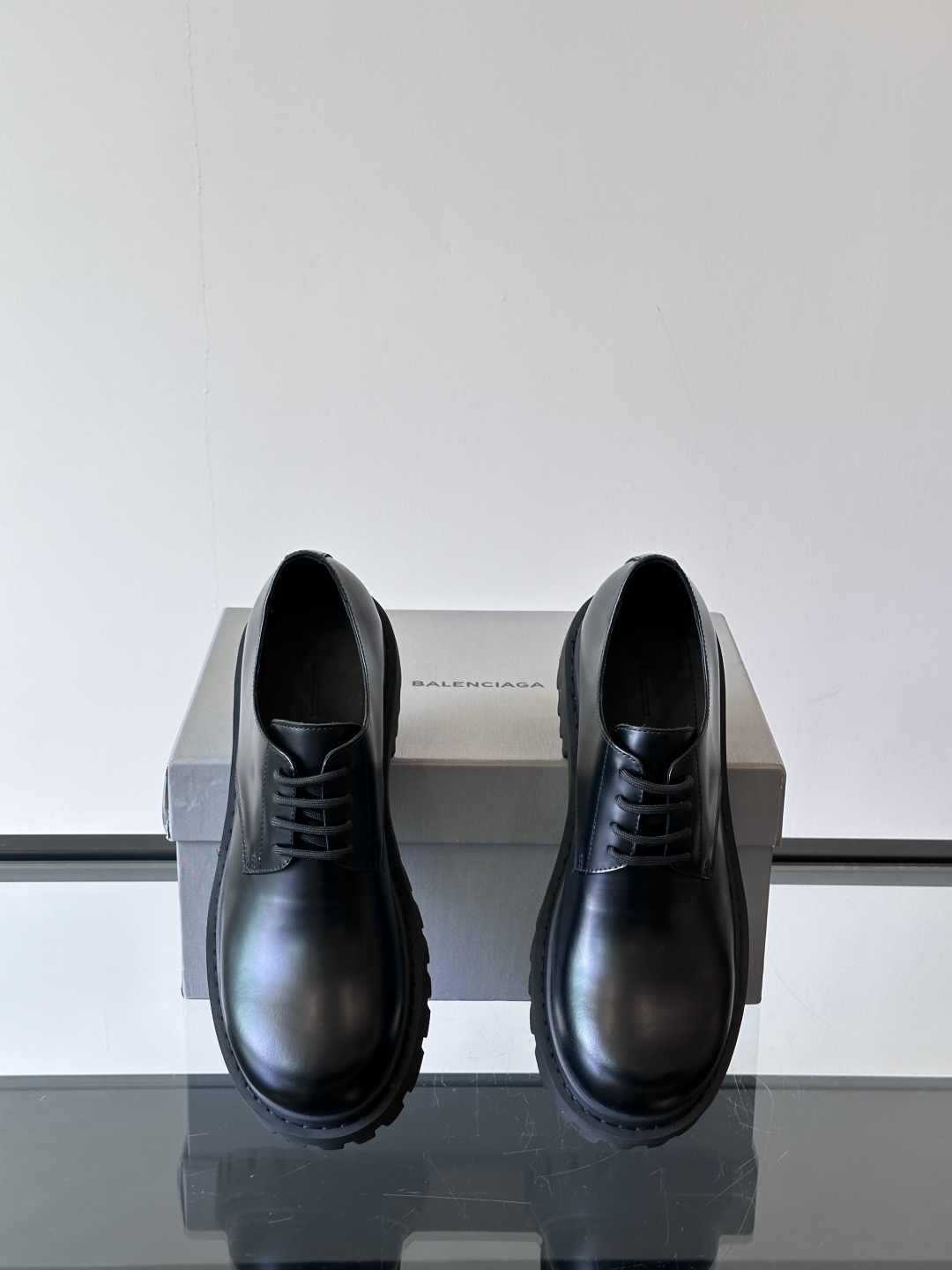 Balenciaga新款锯齿厚底圆头德比鞋 经典鞋头造型，鞋头微翘，造型感十足鞋面则是采用头层牛皮，质感