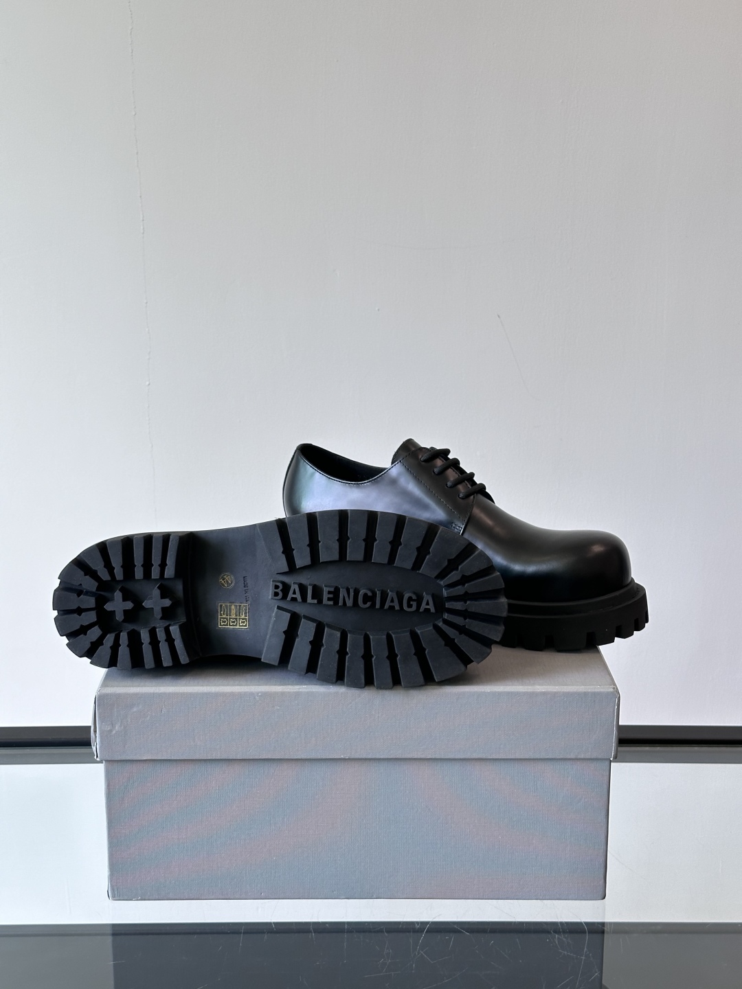 Balenciaga新款锯齿厚底圆头德比鞋 经典鞋头造型，鞋头微翘，造型感十足鞋面则是采用头层牛皮，质感