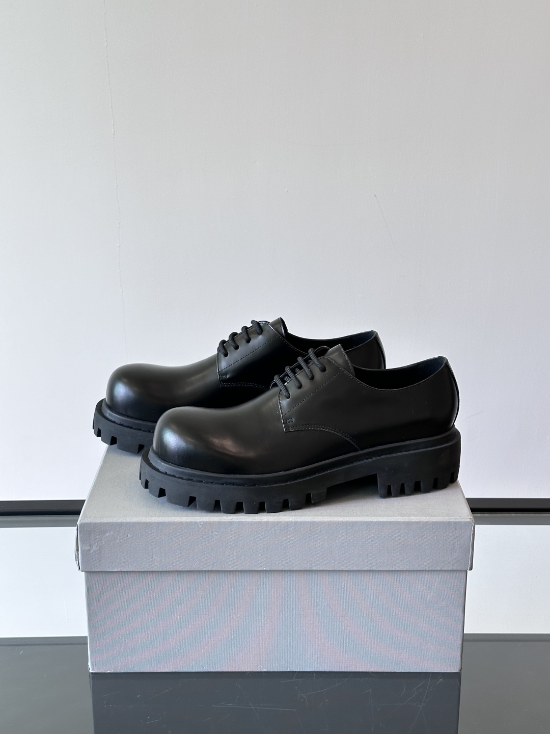 Balenciaga新款锯齿厚底圆头德比鞋 经典鞋头造型，鞋头微翘，造型感十足鞋面则是采用头层牛皮，质感