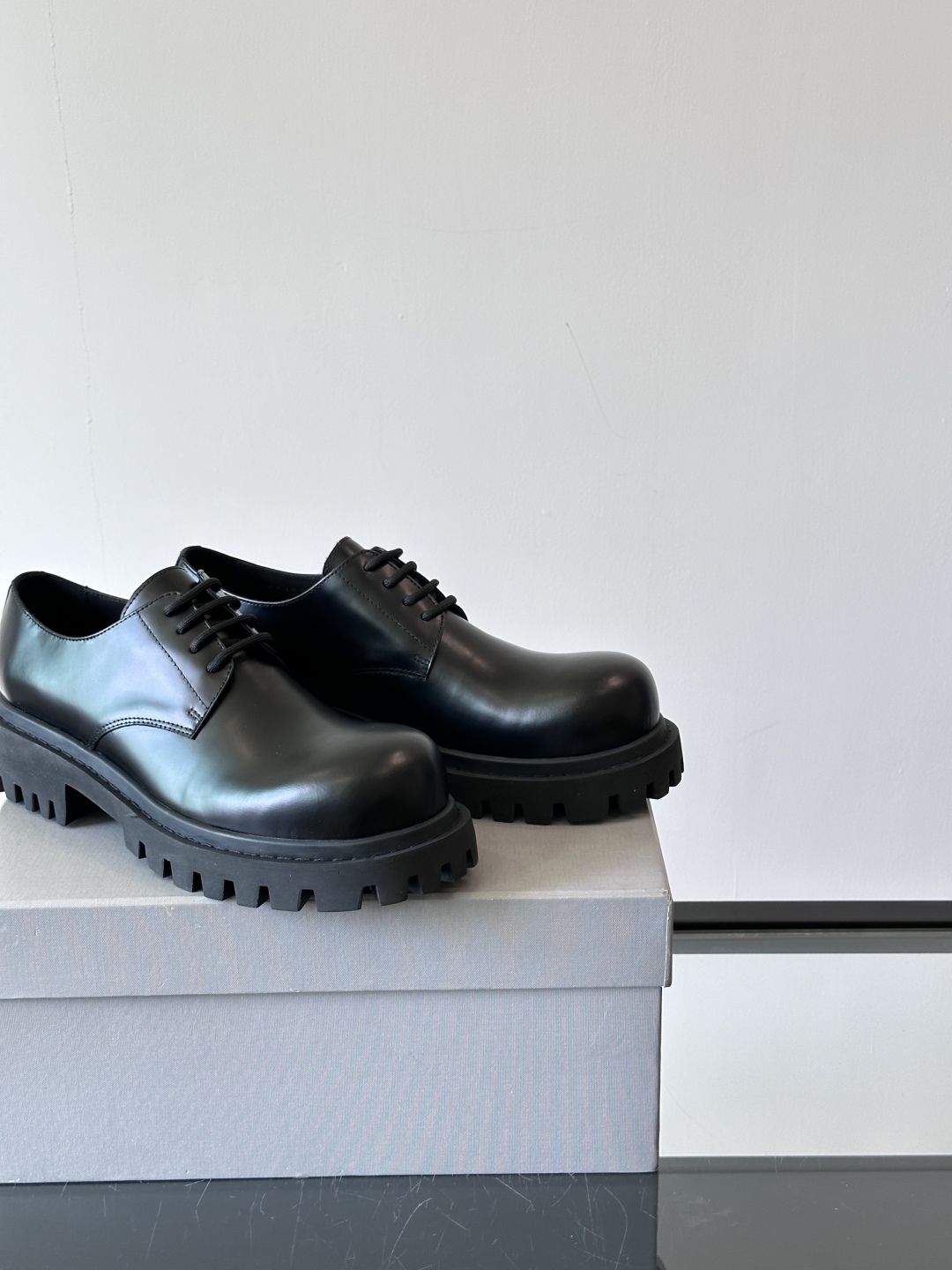 Balenciaga新款锯齿厚底圆头德比鞋 经典鞋头造型，鞋头微翘，造型感十足鞋面则是采用头层牛皮，质感