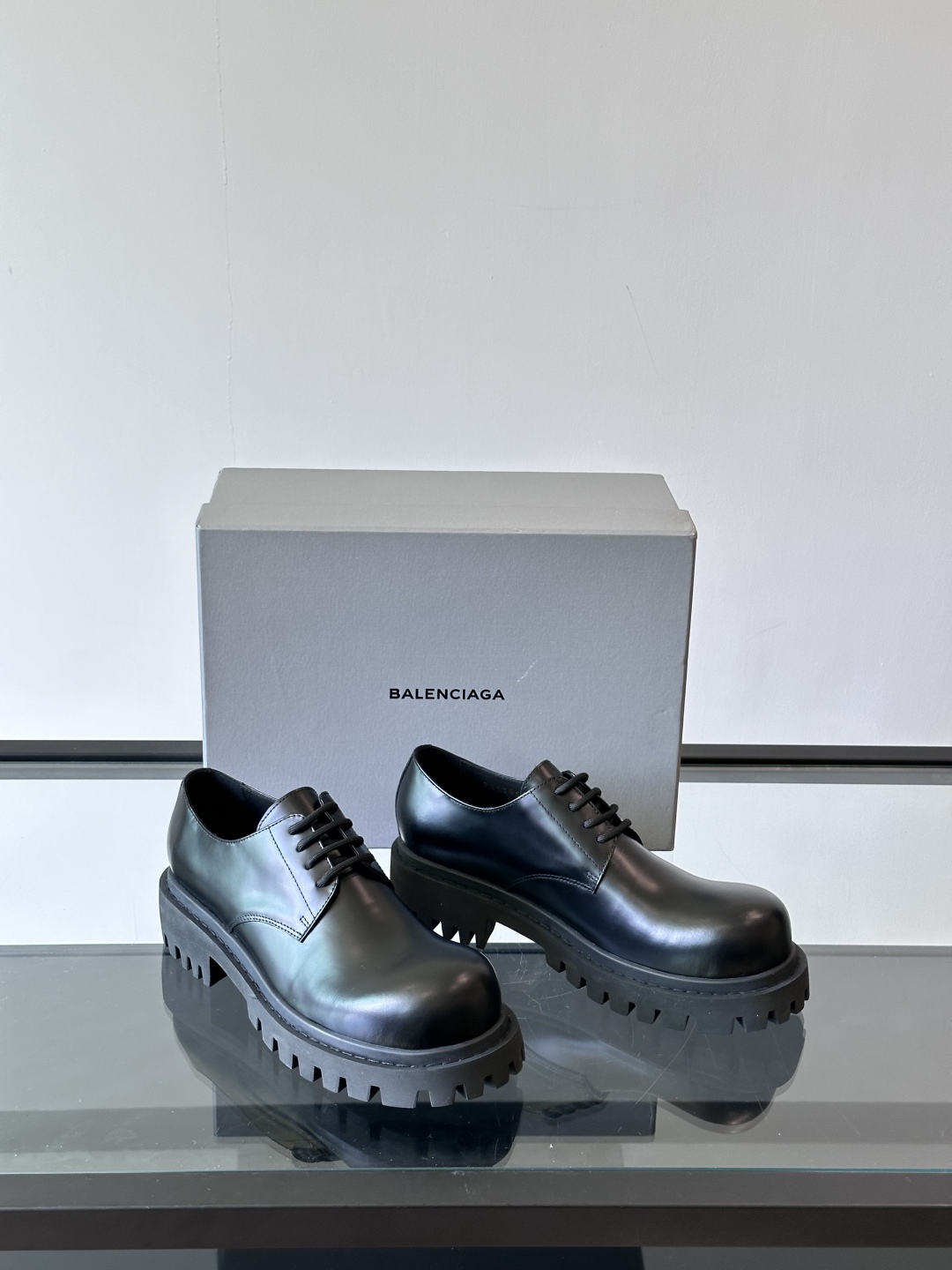 Balenciaga新款锯齿厚底圆头德比鞋 经典鞋头造型，鞋头微翘，造型感十足鞋面则是采用头层牛皮，质感